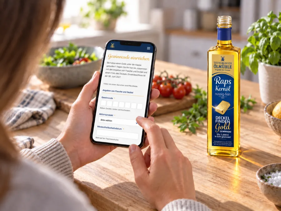 Eine Person tippt den Gewinncode am Smartphone in das Formular ein, daneben steht die Aktionsflasche