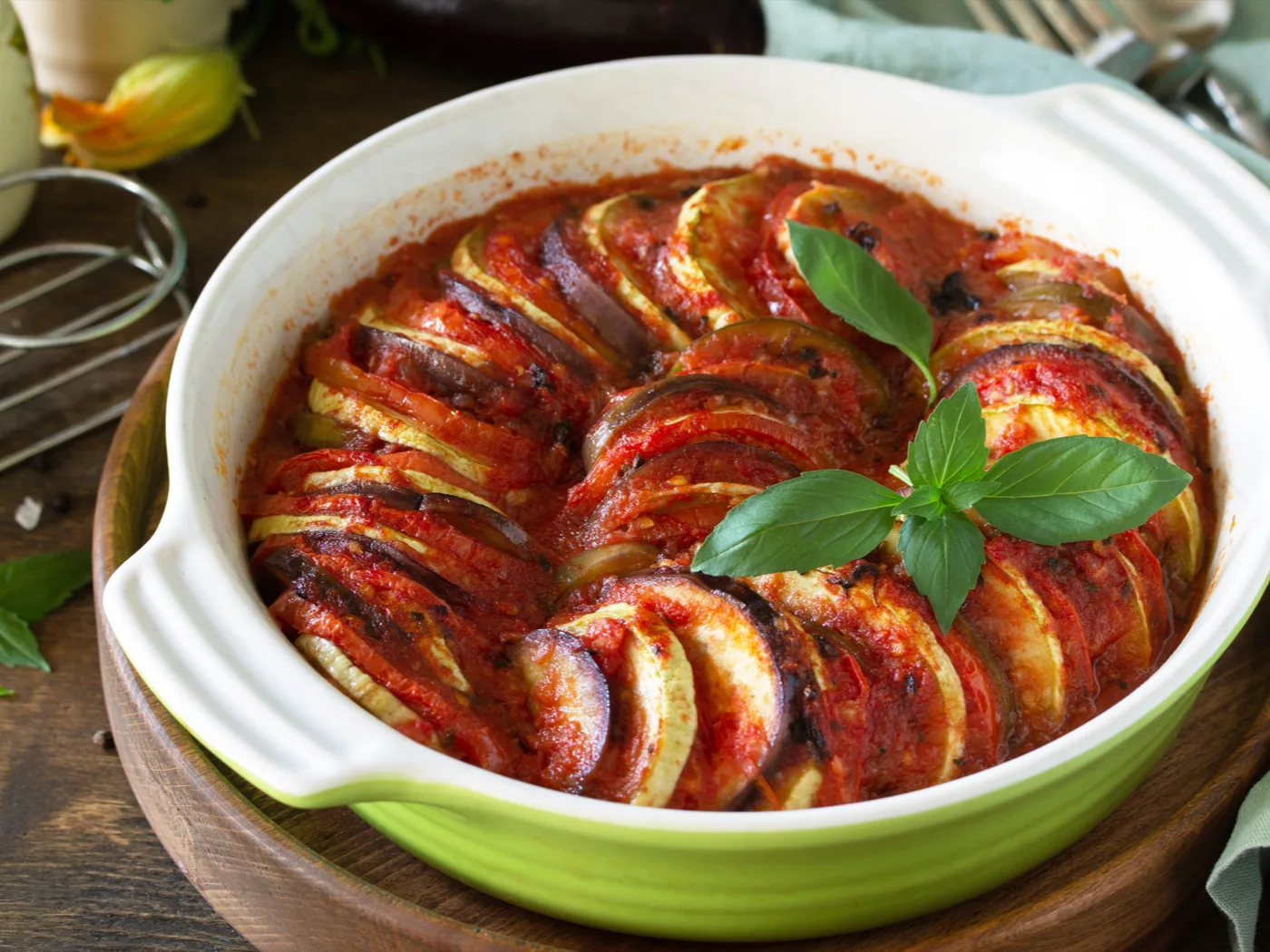Gebratene Auberginenscheiben mit Tomatensugo, Knoblauch und Kräutern von oben