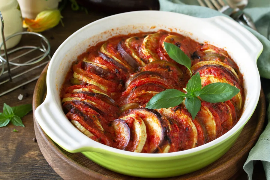 Gebratene Auberginenscheiben mit Tomatensugo, Knoblauch und Kräutern von oben