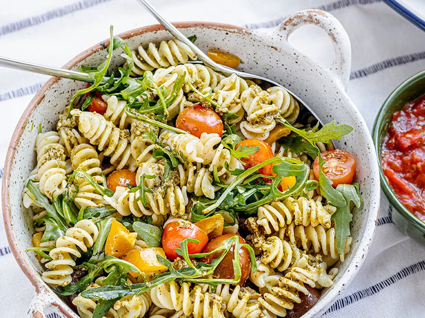 Fusilli-Nudelsalat mit Rucola und halbierten Kirschtomaten
