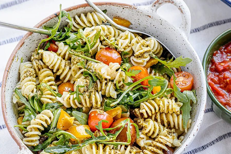 Fusilli-Nudelsalat mit Rucola und halbierten Kirschtomaten
