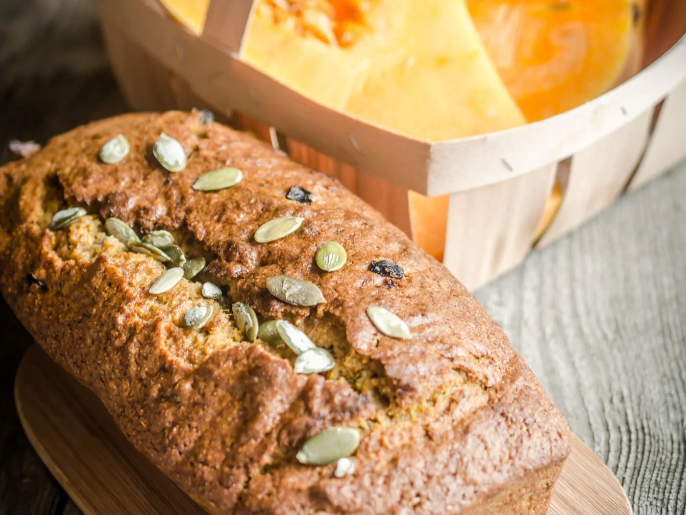 Angeschnittenes Kürbisbrot auf einem Holzbrett