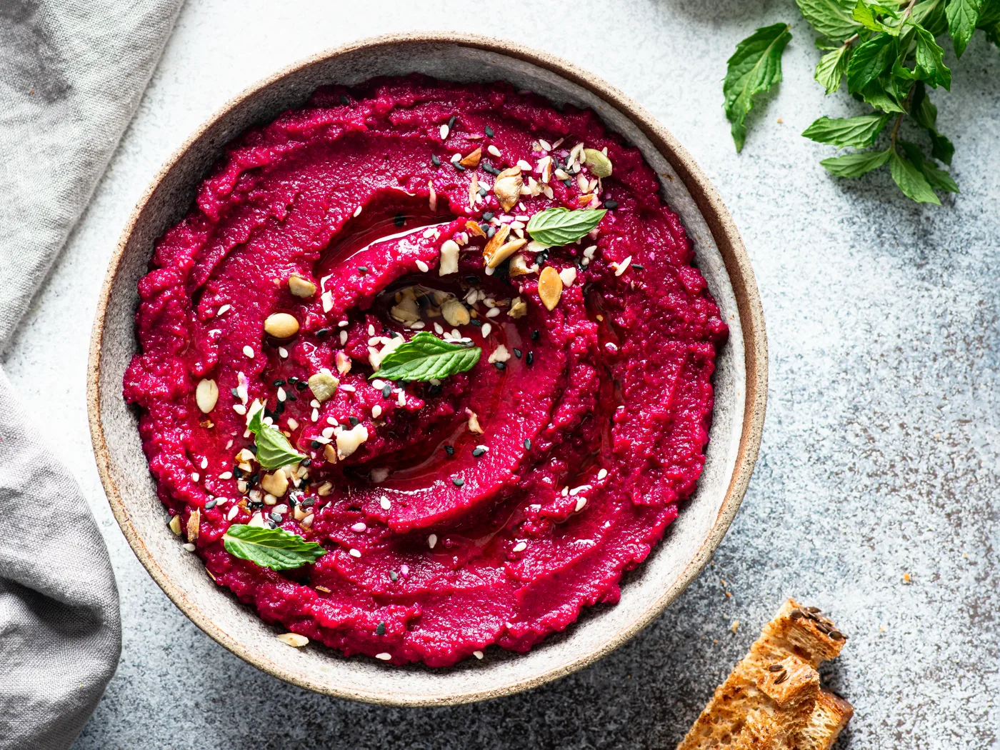 Rote-Beete-Dip mit Fetawürfeln in einer Schale