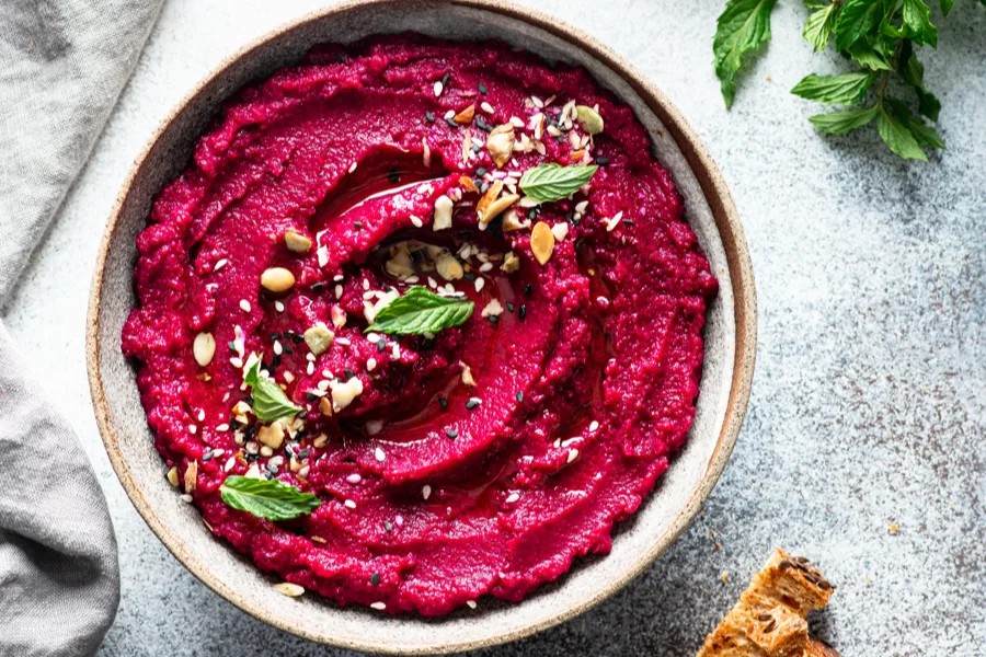Rote-Beete-Dip mit Fetawürfeln in einer Schale