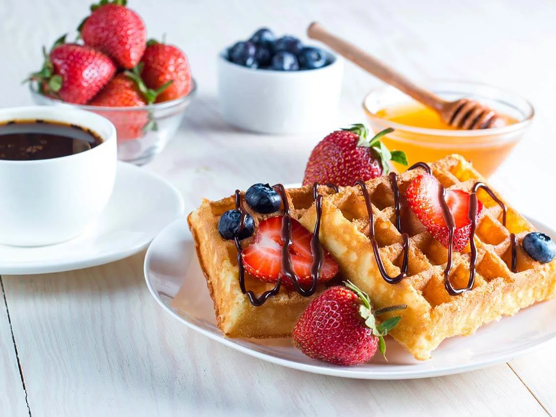 Belgische Waffeln mit Beeren, Schokolade und Sirup