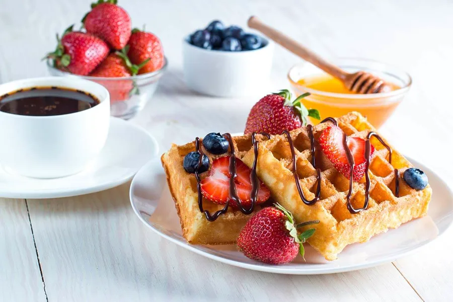 Belgische Waffeln mit Beeren, Schokolade und Sirup