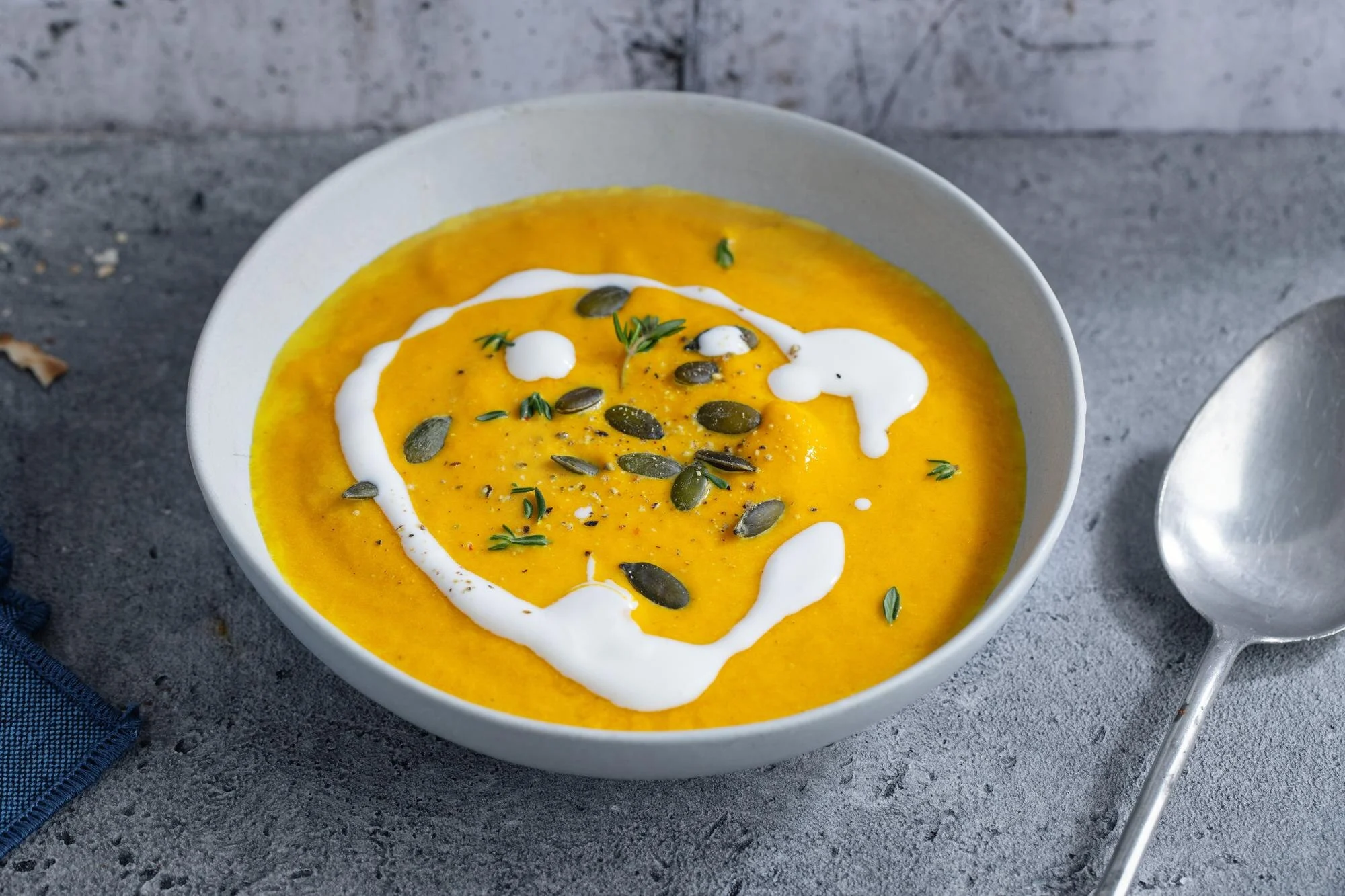 Kürbissuppe in Schale