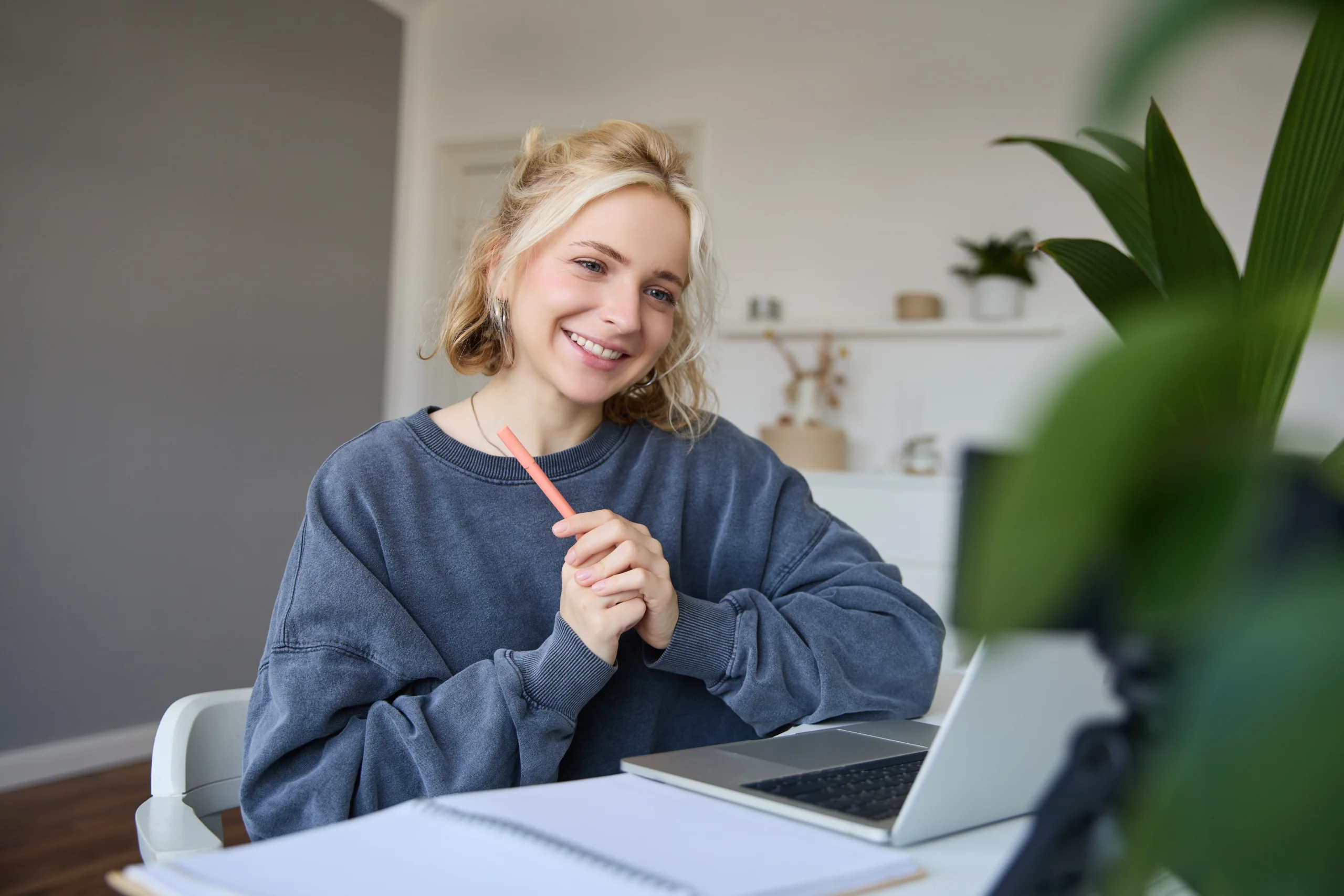 Junge Frau am Schreibtisch mit Laptop